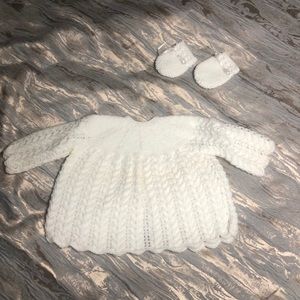 BRITISH HAND KNITTED CARDIGAN AND MITTENS SET.
